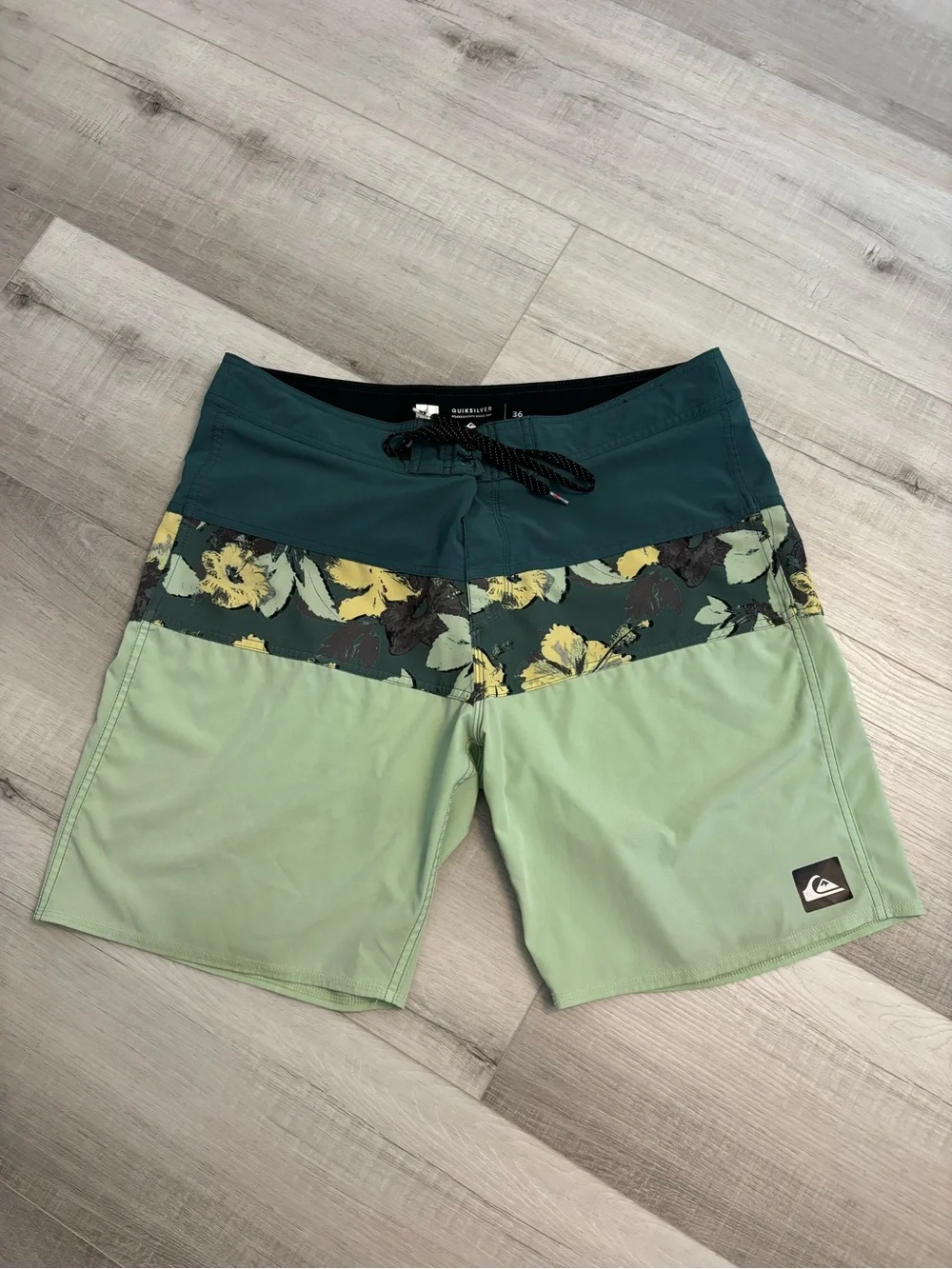 Quiksilver DryFlight Floral Colorblock Board Shorts Men’s Size 36 Swim Trunks